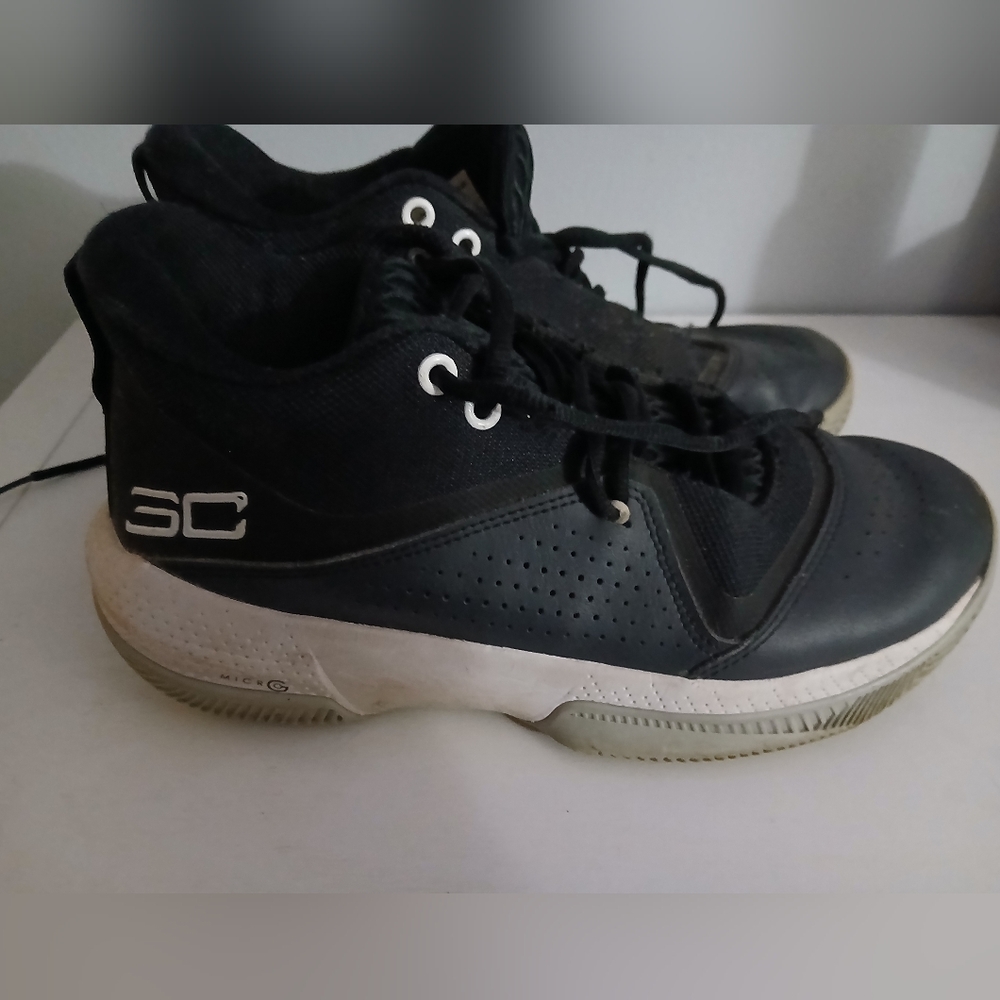 Under Armour Dark Textured Footwear